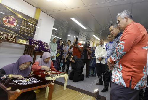 DATUK DR NOOR ZARI HAMAT