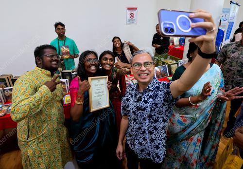 DATUK FAHMI FADZIL