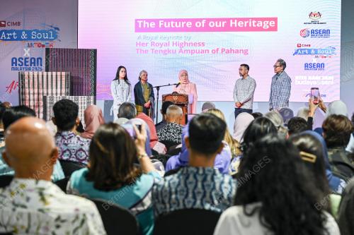 TUNKU AZIZAH AMINAH MAIMUNAH ISKANDARIAH