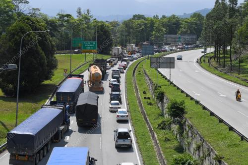 TINJAUAN PLAZA TOL GOMBAK