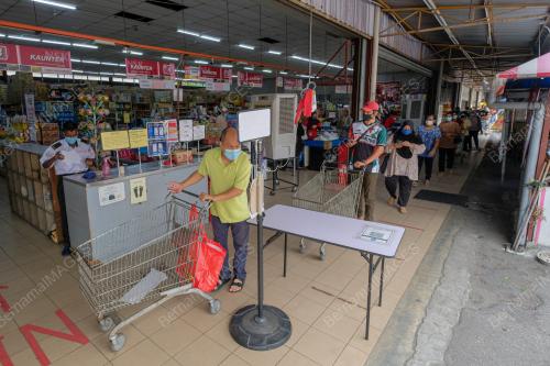 TINJAUAN SOP DAN PEMAKAIAN PELITUP MUKA DI SEKTOR PERUNCITAN