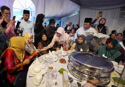 DATUK SERI DR WAN AZIZAH WAN ISMAIL