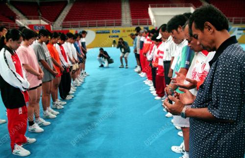 INDON SHUTTLERS PRAY