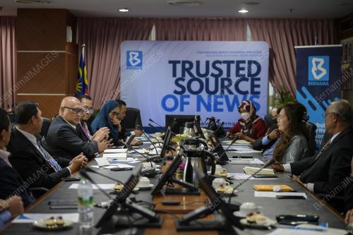 KUNJUNGAN NADMA KE PEJABAT PENGERUSI BERNAMA