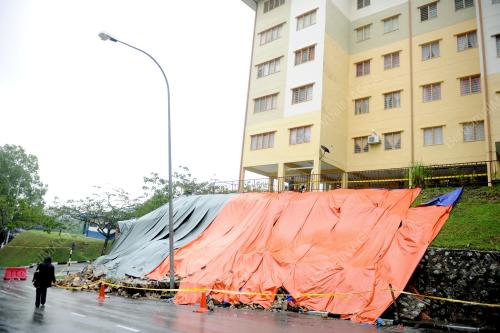 KL32_05112012_IPD_RUNTUH