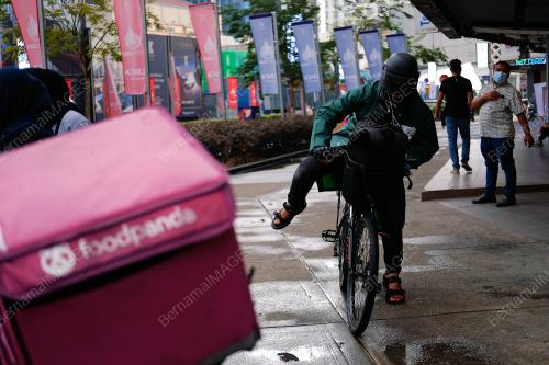 TINJAUAN SUASANA HUJAN DI IBU KOTA