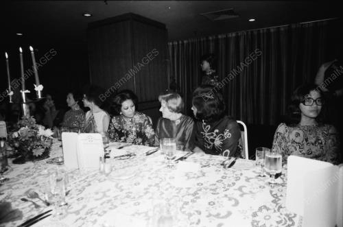 ISTERI MENTERI LUAR NEGERI MENGADAKAN MAKAN MALAM