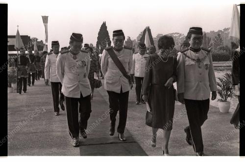 YANG DI PERTUAN AGONG MEMBUKA SESI KE 4 PERSIDANGAN PARLIMEN
