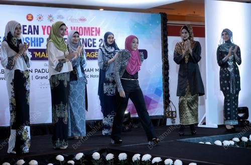 KL32_08112015_WANITA_MUDA_ASEAN