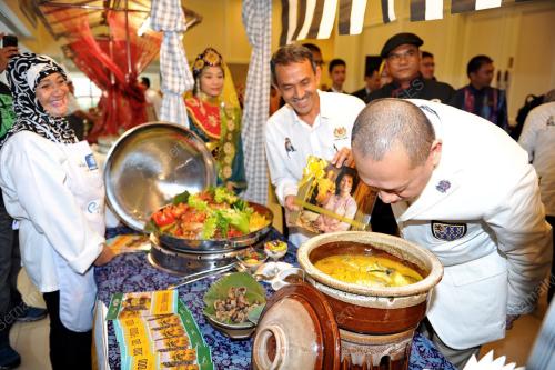 KL32_10042014_WARNARASA