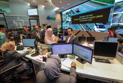 MENTERI ALEXANDER NANTA LINGGI MELAWAT KE PUSAT PEMANTAUAN TRAF