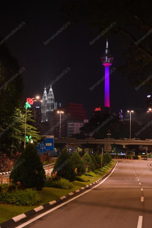 HARI RUSIA - MENARA KL PANCAR WARNA BENDERA RUSIA
