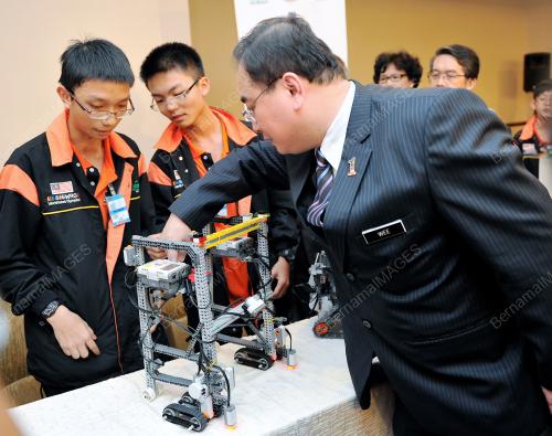 DATUK DR WEE KA SIONG