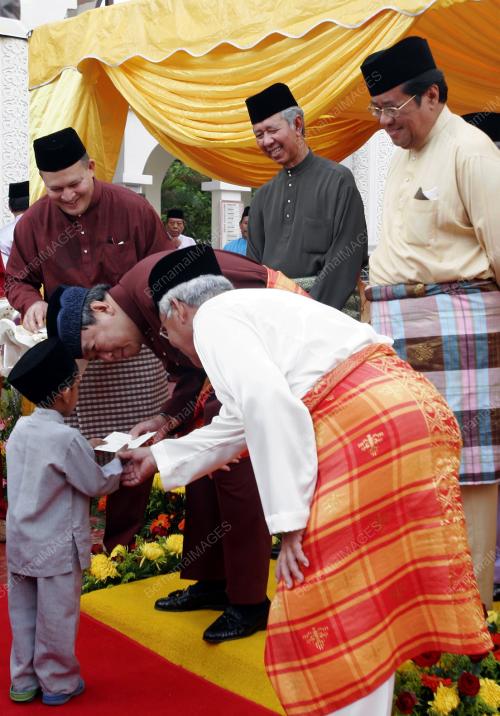 SULTAN SHARAFUDDIN