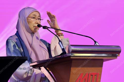 DATUK SERI DR WAN AZIZAH WAN ISMAIL