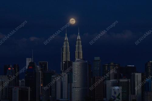 KEMUNCULAN BULAN DI ANTARA DUA MENARA BERKEMBAR PETRONAS