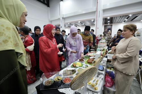 TUNKU AZIZAH AMINAH MAIMUNAH ISKANDARIAH
