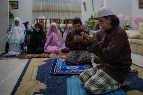 SOLAT TARAWIH DI RUMAH