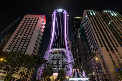 MENARA TABUNG HAJI JALAN TUN RAZAK DIHIASI PELBAGAI WARNA CAHAYA