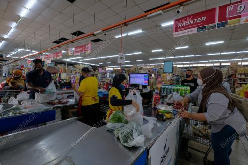 TINJAUAN SOP DAN PEMAKAIAN PELITUP MUKA DI SEKTOR PERUNCITAN