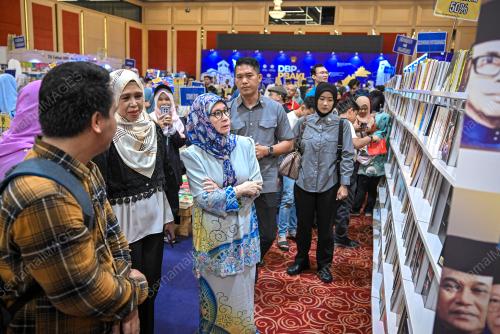 TUNKU AZIZAH AMINAH MAIMUNAH ISKANDARIAH