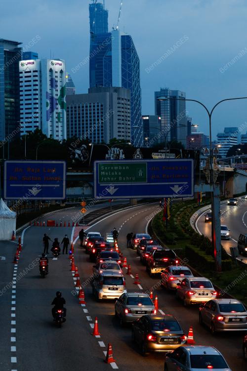 TINJAUAN POLIS TINGKATKAN KAWALAN PERGERAKAN ORANG RAMAI - PKP