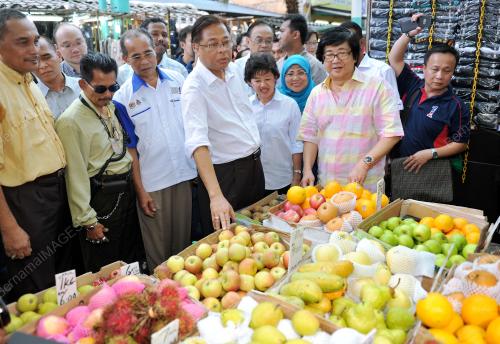KL33_05062012_WALKABOUT