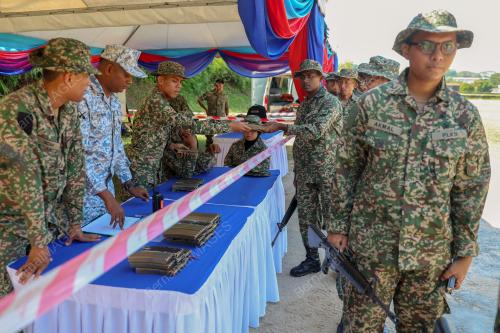 LATIHAN MENEMBAK SENJATA RINGAN PLKN