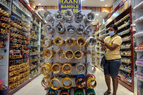 PERSIAPAN AKHIR MENYAMBUT PERAYAAN DEEPAVALI