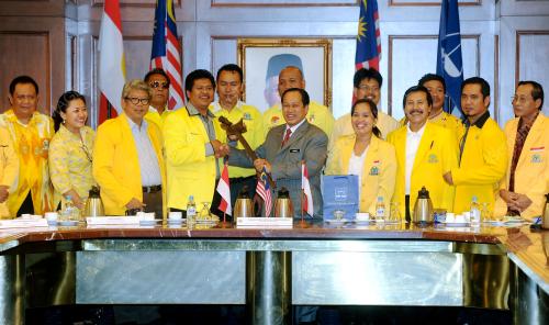 KL33_10012012_GOLKAR