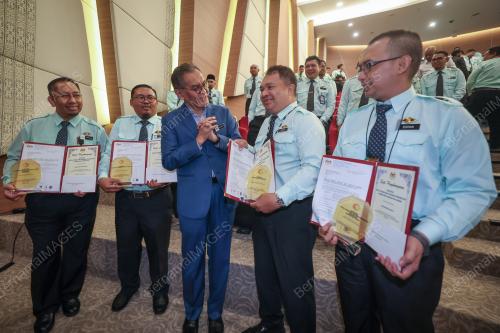 DATUK SERI DR DZULKEFLY AHMAD