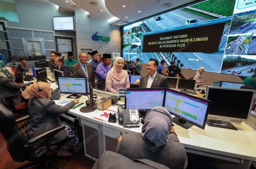 MENTERI ALEXANDER NANTA LINGGI MELAWAT KE PUSAT PEMANTAUAN TRAF