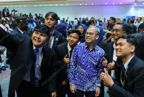 DATUK FAHMI FADZIL