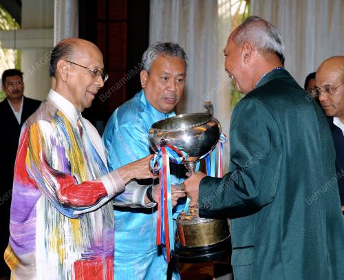 KL33_13102012_AGONG_HADIAH