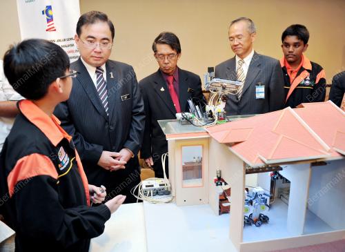 DATUK DR WEE KA SIONG
