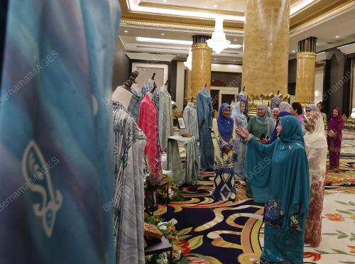 TUNKU AZIZAH AMINAH MAIMUNAH ISKANDARIAH