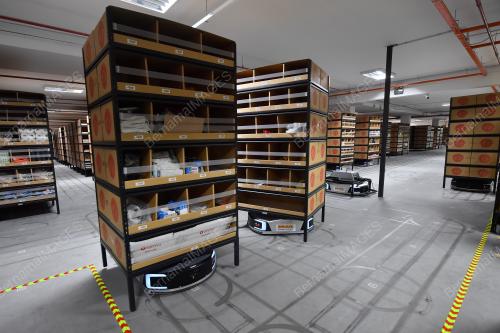 MR DIY MELANCARKAN GUDANG E-DAGANG ROBOTIK