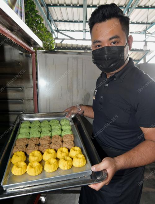 PENGUSAHA KUIH MUIH