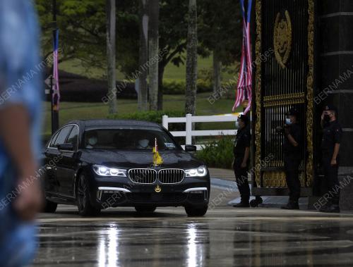 KENDERAAN KELUAR DARI PERKARANGAN ISTANA