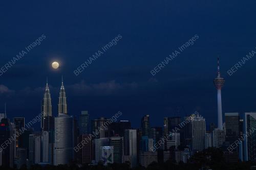 KEMUNCULAN BULAN DI ANTARA DUA MENARA BERKEMBAR PETRONAS