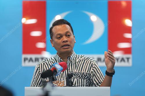 NIK NAZMI NIK AHMAD