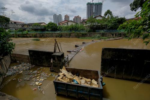 TINJAUAN SAMPAH SARAP YANG TERSANGKUT DI PERANGKAP SAMPAH ATAU SUNGAI/ PARIT/ TERCEMAR SAMPAH SARAP