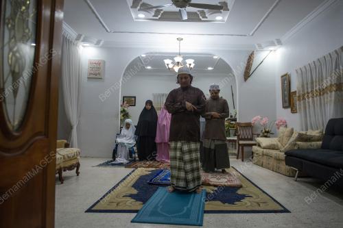 SOLAT TARAWIH DI RUMAH