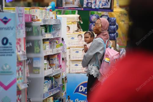 TINJAUAN PEMATUHAN DAN PELANGGARAN SOP PASAR RAYA