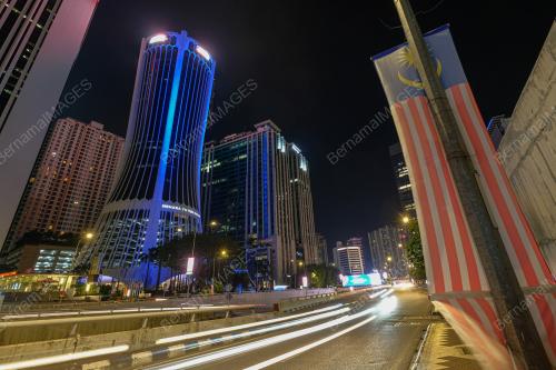 MENARA TABUNG HAJI JALAN TUN RAZAK DIHIASI PELBAGAI WARNA CAHAYA