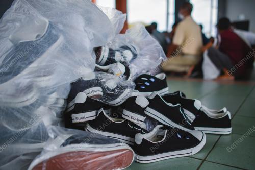 PELEPASAN ORANG BEBAS BERLESEN
