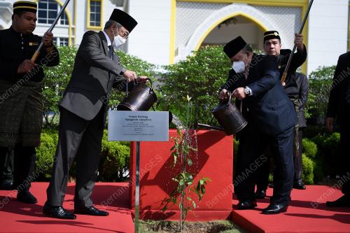 AL-SULTAN ABDULLAH RI'AYATUDDIN AL-MUSTAFA BILLAH SHAH