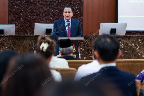 DATUK SERI NUR JAZLAN MOHAMED