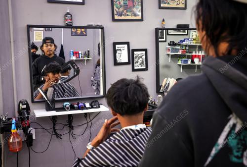 PERKHIDMATAN GUNTING RAMBUT