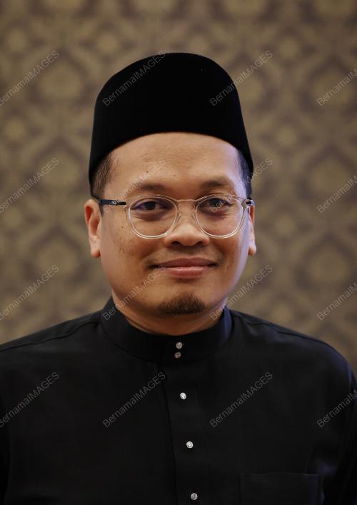 NIK NAZMI NIK AHMAD